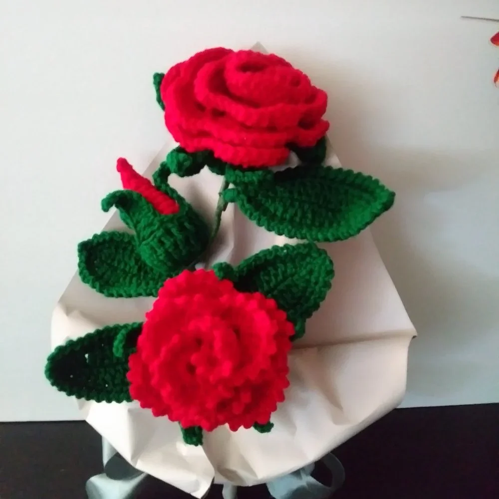 Bouquet of 3 handmade crochet roses in red.